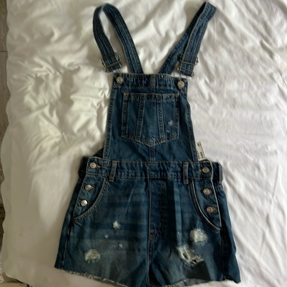 Super cute H&M size 2 overall jean shorts, never worn new with tags